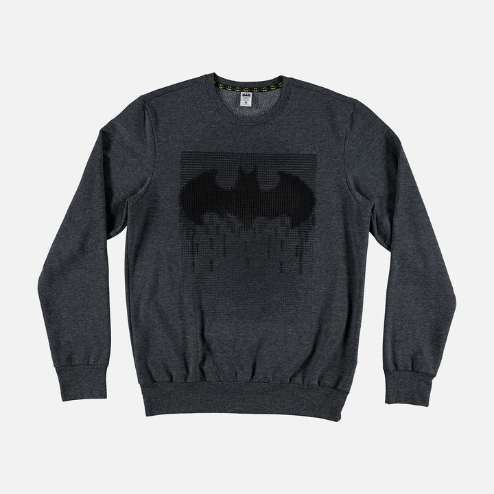 Parte delantera de abrigo gris oscuro y diseño en el centro del clásico del murciélago de Batman estampado en color negro. Fondo de imagen color blanco.